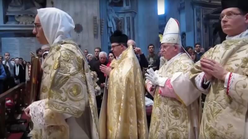 Ærkebiskop og kardinal Antonio Cañizares anklages for opfodringen til hadbrydelser efter udtalelser mod homoseksualitet og radikal feminisme. Her ses Cañizares (tredje fra venstre) i Peterskirken i Rom. Billede: YouTube.