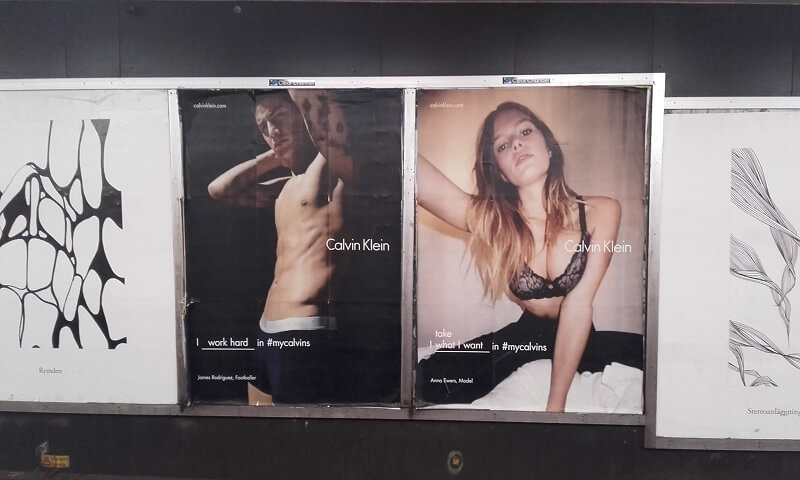 Disse to Calvin Klein-plakater hang side om side i Stockholms tunnelbane. Billedet er taget lørdag den 3. september på stationen Slussen. Foto: Peter Mulvany.